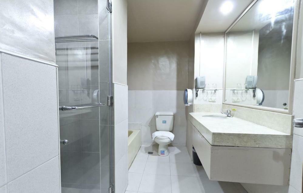 White Knight Hotel Cebu Екстериор снимка